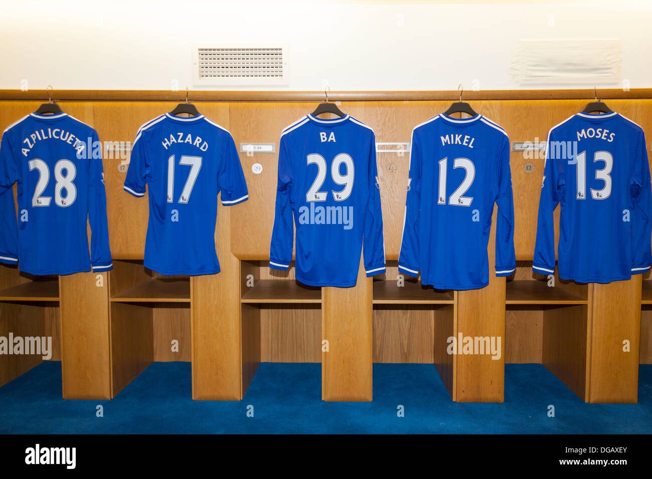 Magliette degli atleti in home team cambiare camera, il Chelsea Football Club, Stamford Bridge, a Chelsea, Londra, Inghilterra Foto Stock