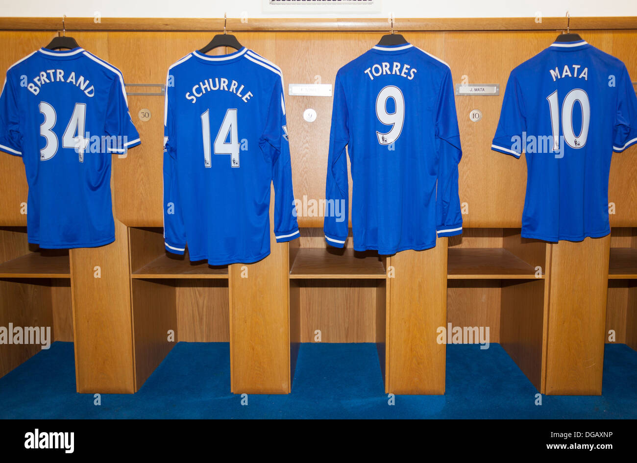 Magliette degli atleti in home team cambiare camera, il Chelsea Football Club, Stamford Bridge, a Chelsea, Londra, Inghilterra Foto Stock