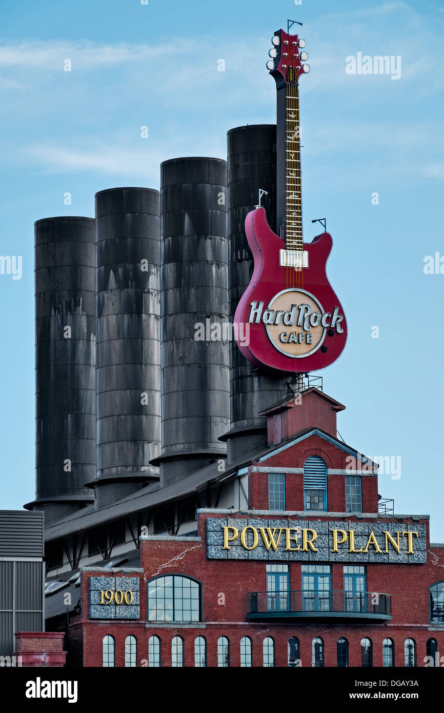 L'Hard Rock Cafe chitarra che si siede in cima dell'impianto di alimentazione in corrispondenza del Baltimore Inner Harbor di Baltimora. Foto Stock