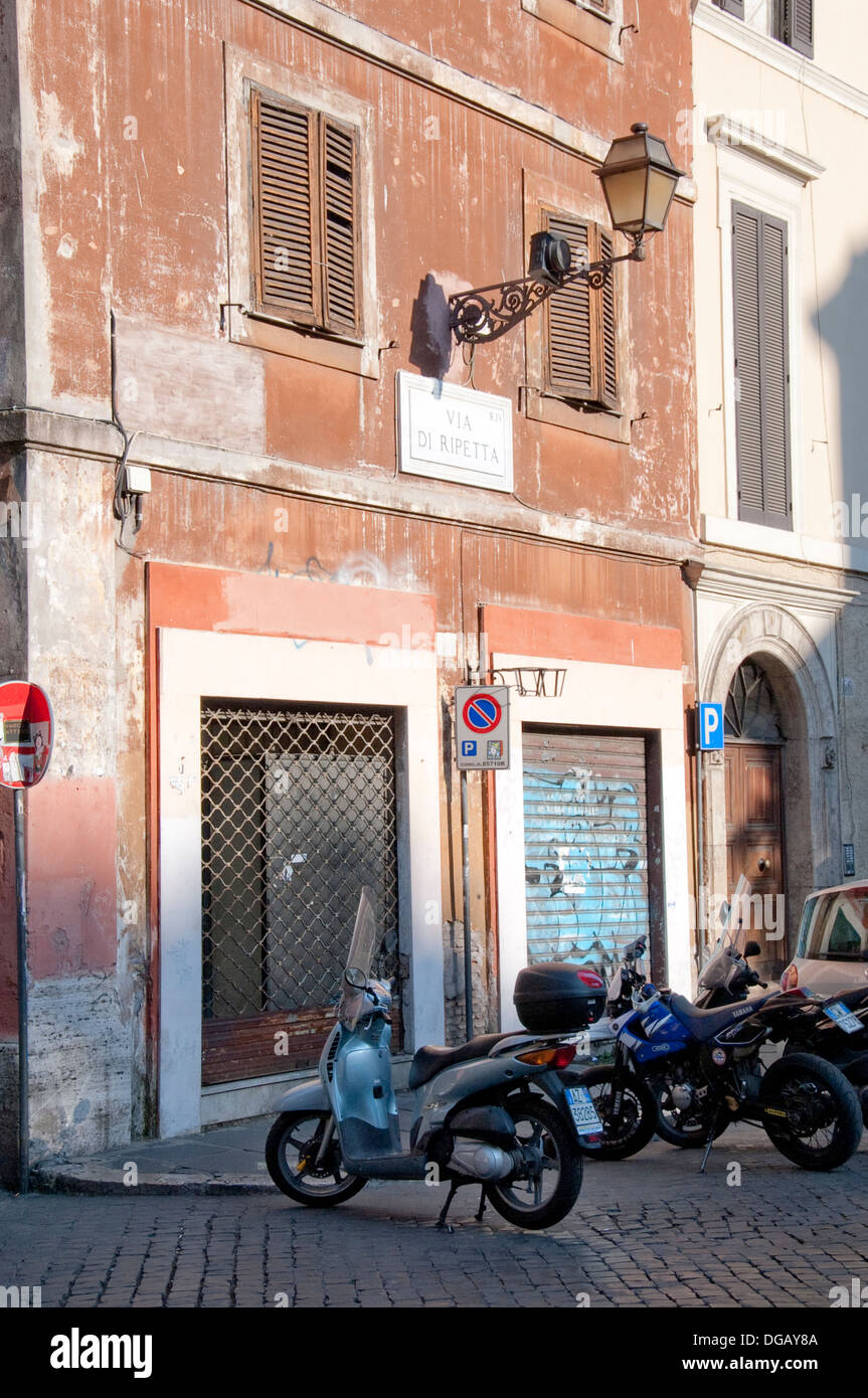 Scena di strada con la vespa a Roma Italia Foto Stock