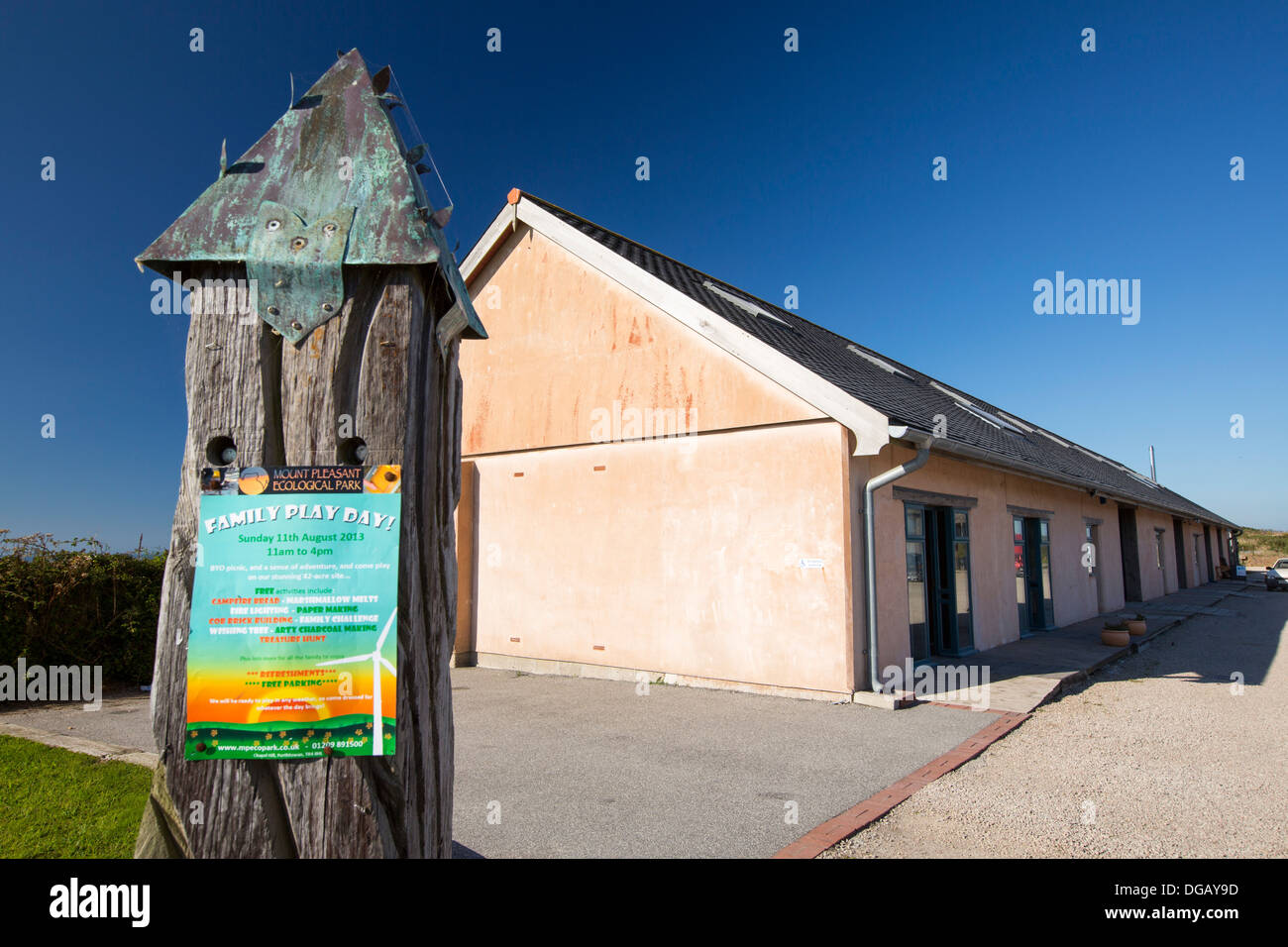 La più grande terra sbattuta edificio NEL REGNO UNITO, un basso impatto tecnica di costruzione a Mount Pleasant Parco Ecologico Porthtowan, Cornwall, Regno Unito. Foto Stock