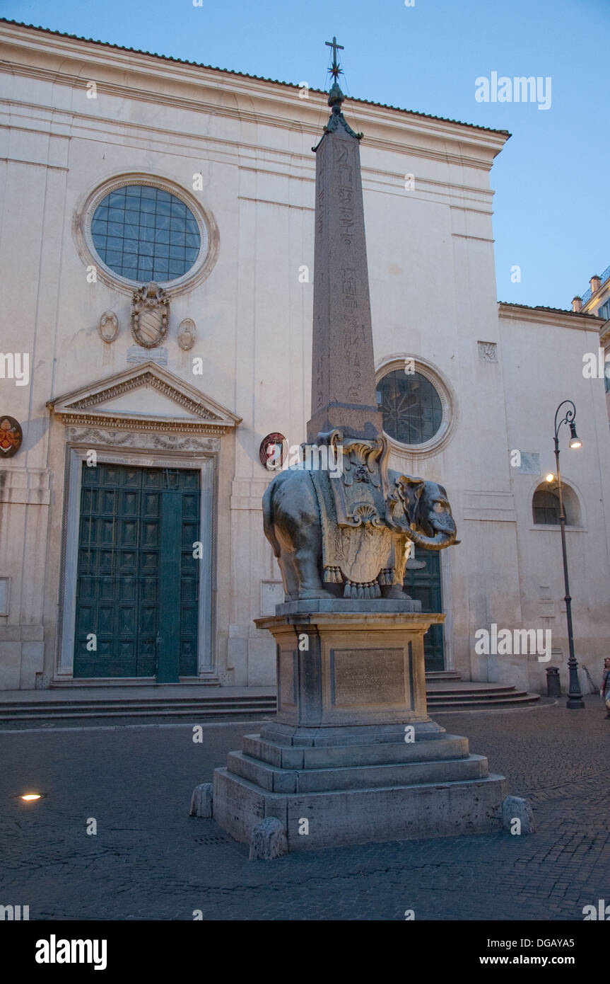 Statua di elefante e obelisco di Roma Italia Foto Stock