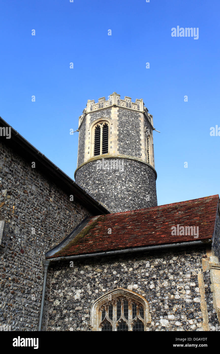 Foschia mattutina, St Remigius chiesa parrocchiale, Roydon village, contea di Norfolk, Inghilterra, St Remigius è una torre rotonda chiesa Foto Stock