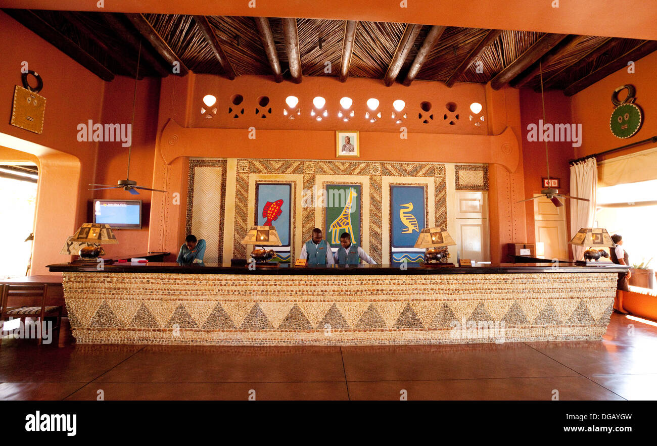 Hotel Reception dell'African Zambezi Sun Hotel Victoria Falls, Zambia, Africa Foto Stock