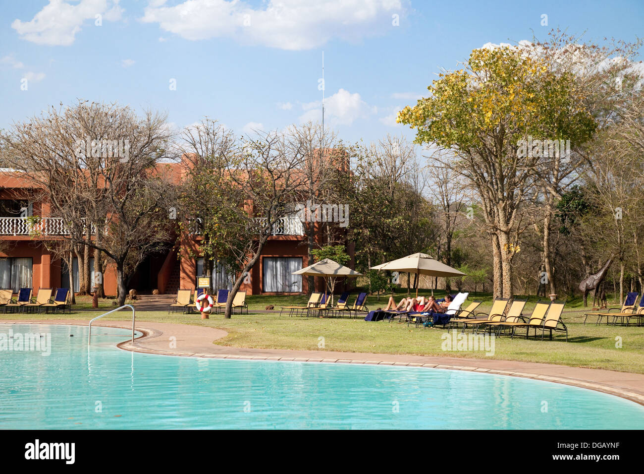 Gli ospiti dell'Hotel relax presso la piscina, lo Zambezi Sun Hotel Africa Zambia Foto Stock