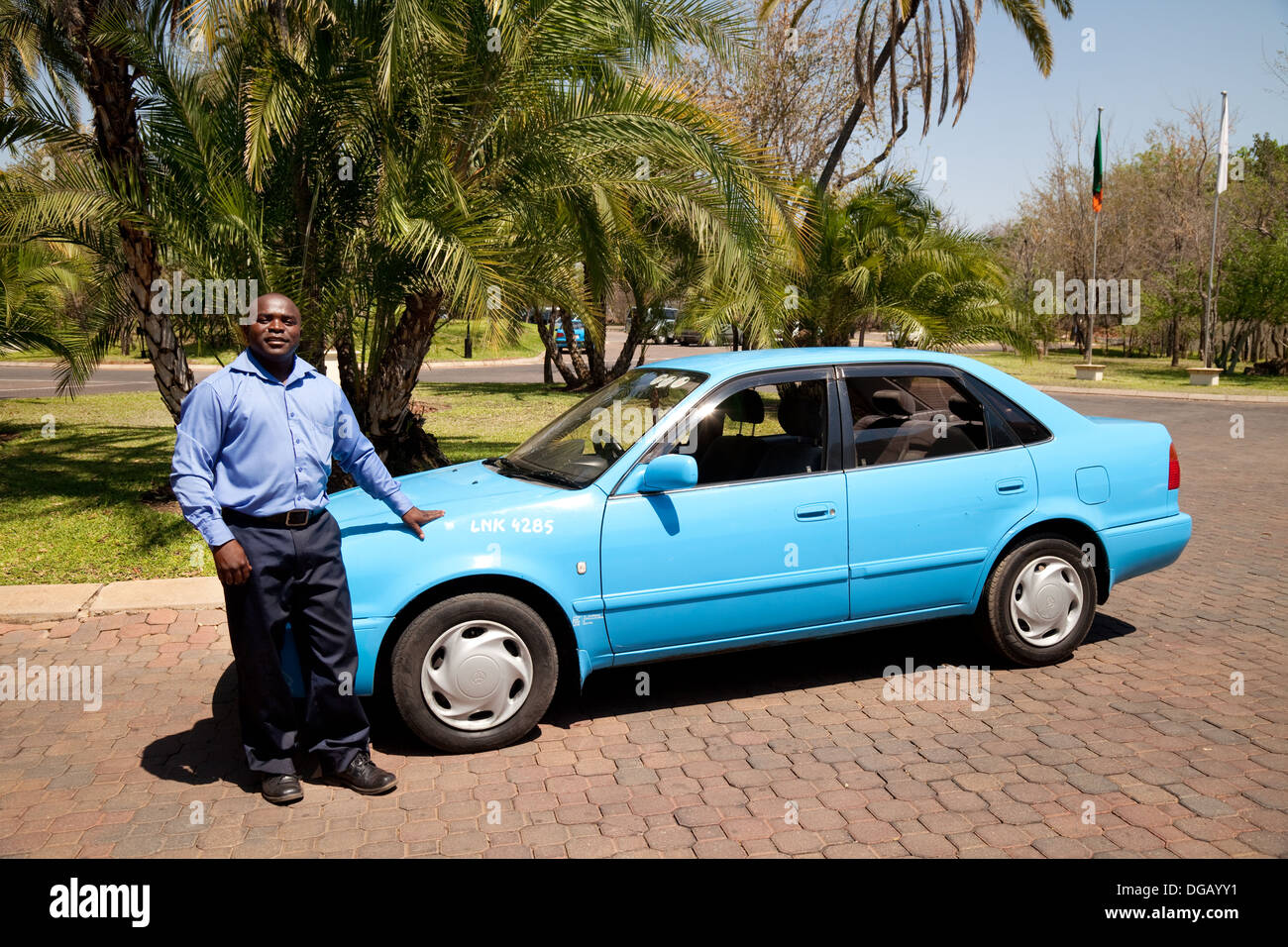 Taxi driver e tipico blu dello Zambia taxi, Zambia, Africa Foto Stock