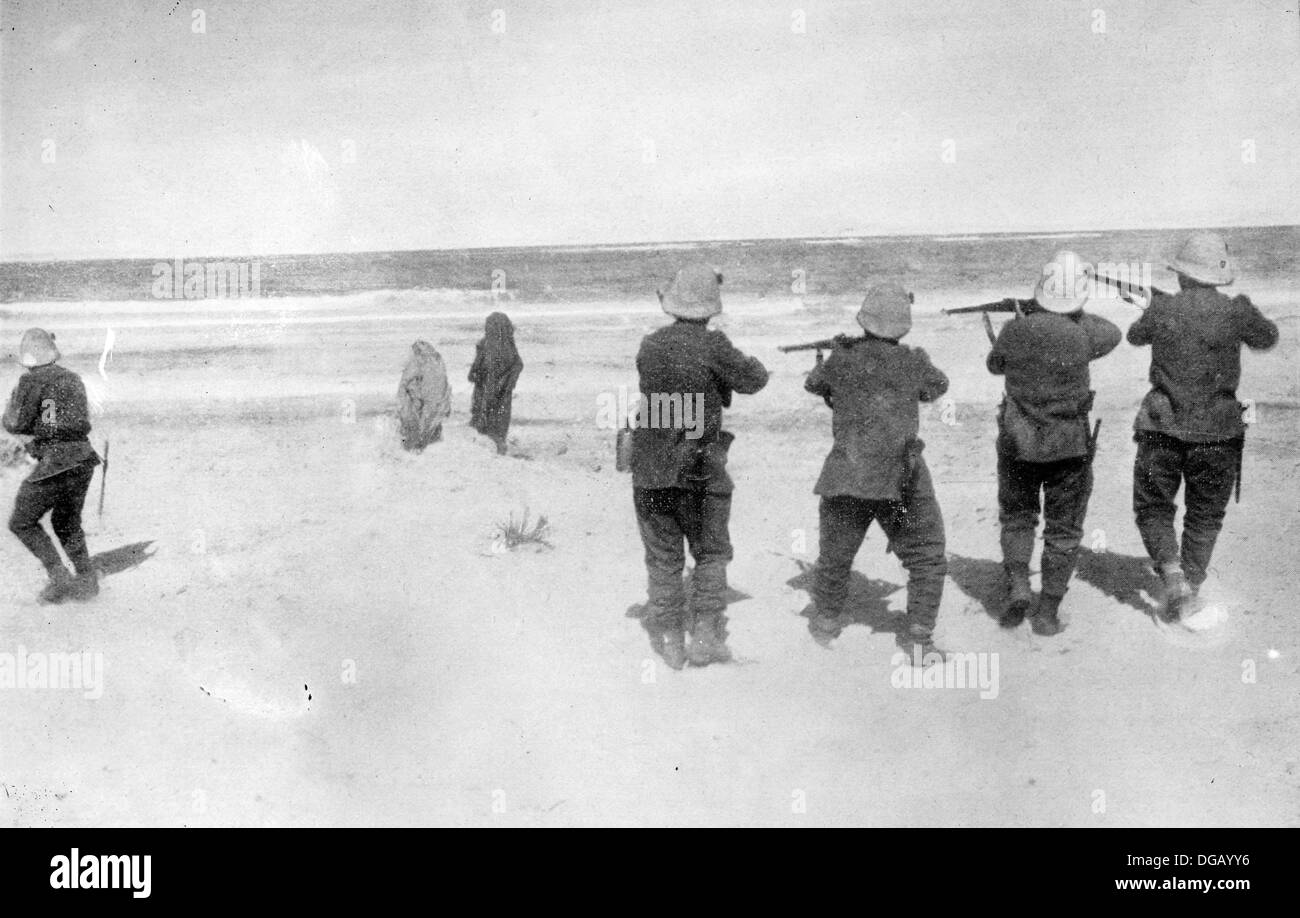 Esecuzione di due spie araba a Tripoli i soldati italiani arabi in esecuzione su una spiaggia durante la guerra Turco-Italian Foto Stock