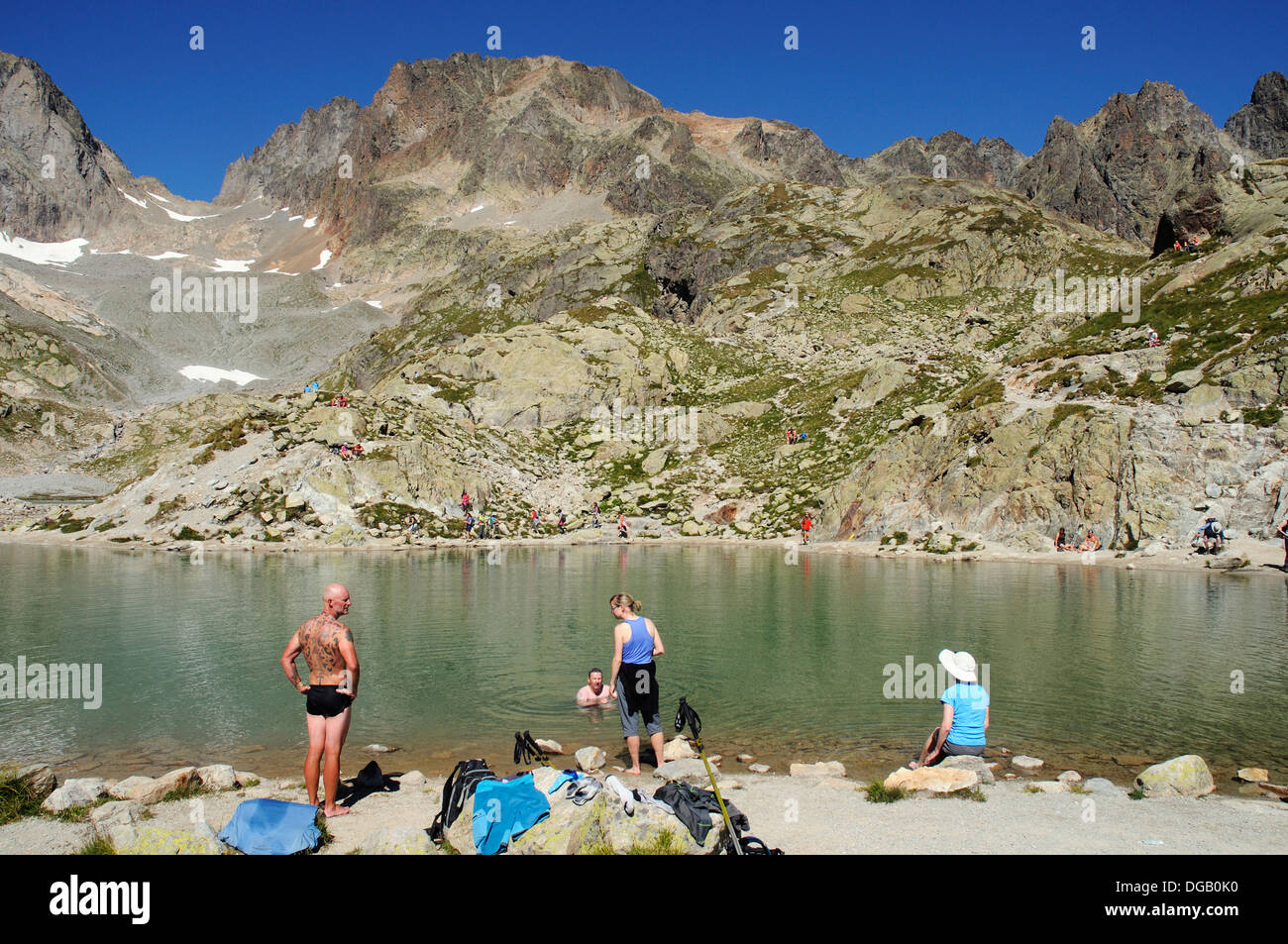 La gente la balneazione in acque ghiacciate di Lac Blanc, Chamonix, Francia Foto Stock