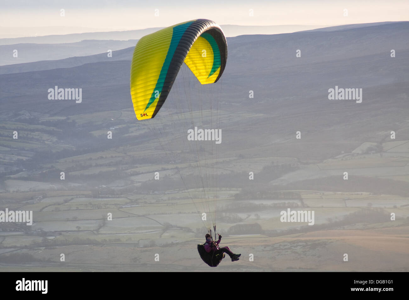 Un parapendio si blocca in aria poco dopo il decollo da Ingleborough nel Yorkshire Dales Foto Stock