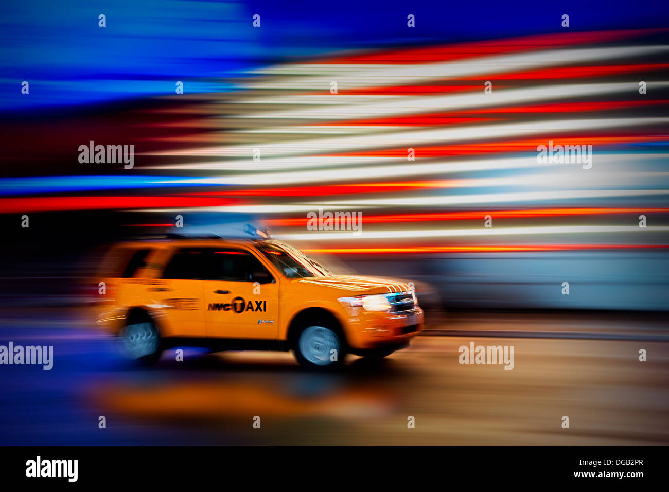 New York City Taxi whizzes lungo Times Square durante la pioggia. Foto Stock