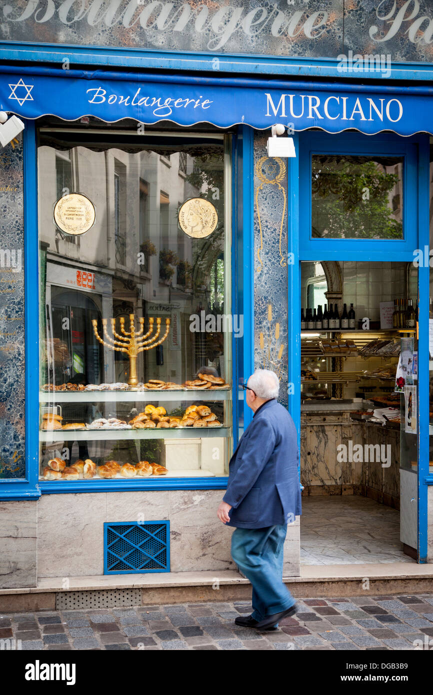 L'uomo cammina passato Boulangerie Murciano - una panetteria ebraica lungo la Rue de Rosier nel Marais, Parigi Francia Foto Stock