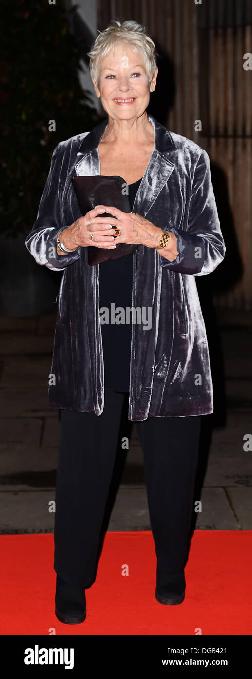 Londra REGNO UNITO, 17 ott 2013 : Dame Judi Dench arrivare sul tappeto rosso a sostegno della squisita nuovo teatro al coperto, la candela accesa Sam Wanamaker Playhouse a Shakespeare's Globe. Credito: Vedere Li/Alamy Live News Foto Stock