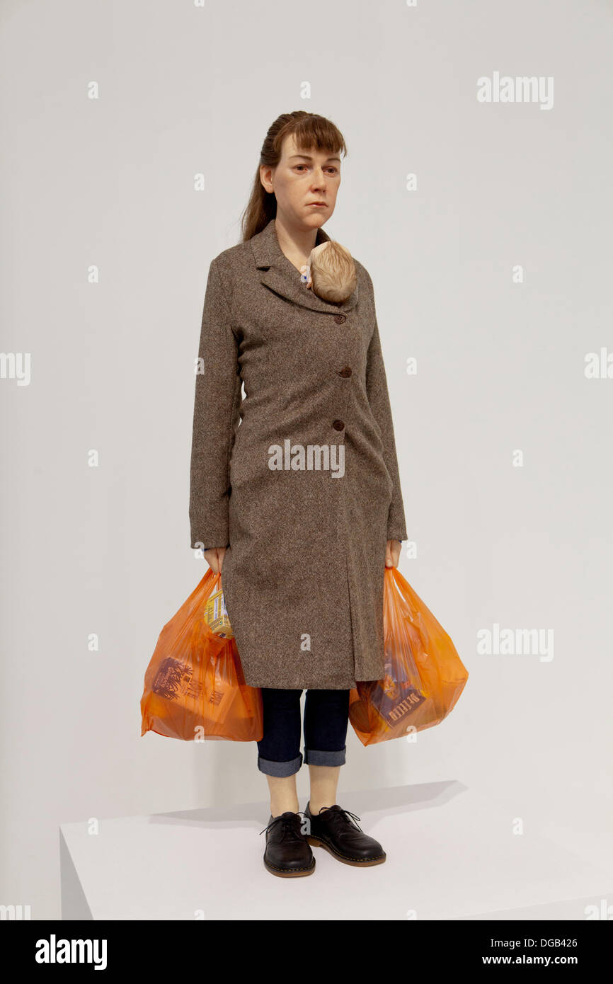 Regent's Park di Londra, Regno Unito. Il 17 novembre 2013. Ron Mueck il lavoro della donna con lo shopping a Londra fregio Fiera d'arte. Credito: Alessio ai Paratore/Alamy vivere nuove Foto Stock