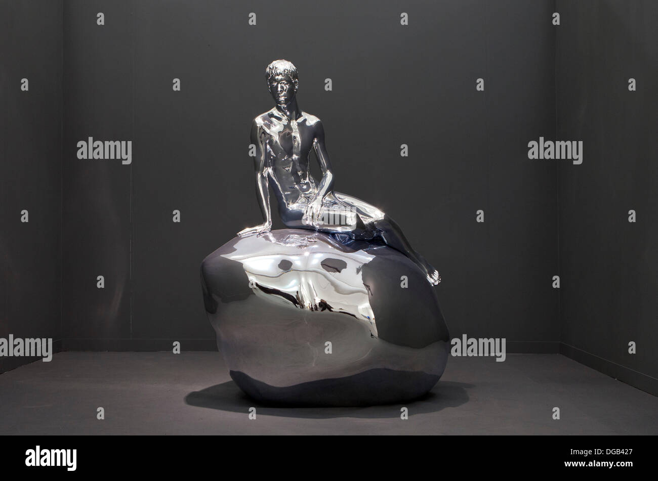 Regent's Park di Londra, Regno Unito. Il 17 novembre 2013. Elmgreen & Dragset di lavoro "He" a Londra fregio Fiera d'arte. Credito: Alessio ai Paratore/Alamy vivere nuove Foto Stock