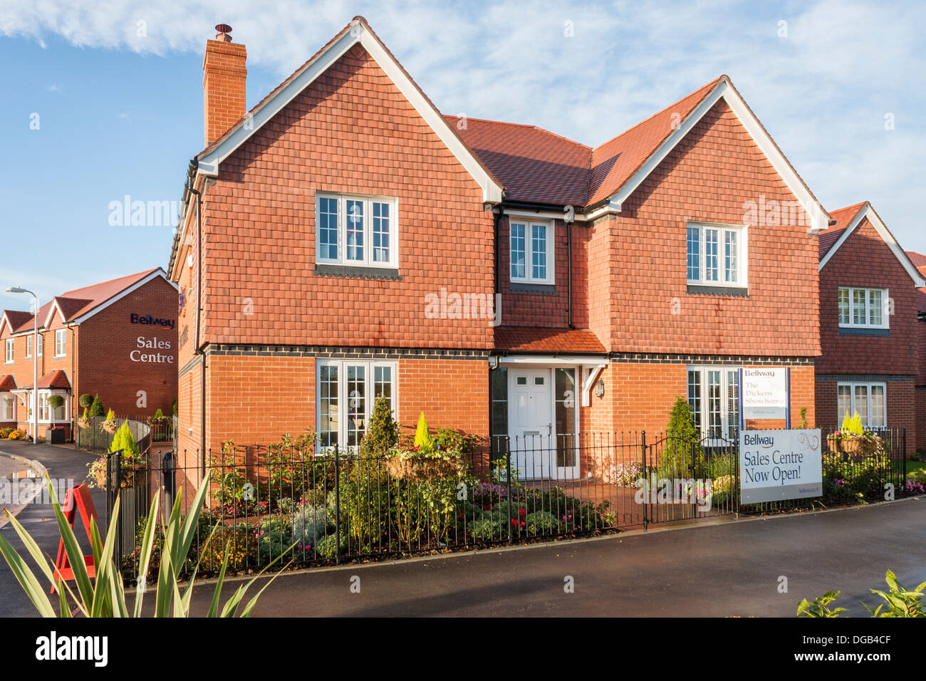 Bellway show home e centro di vendita a una nuova casa di costruire alloggi estate in 2013. Reading, Berkshire, Inghilterra sud-orientale, GB, UK. Foto Stock