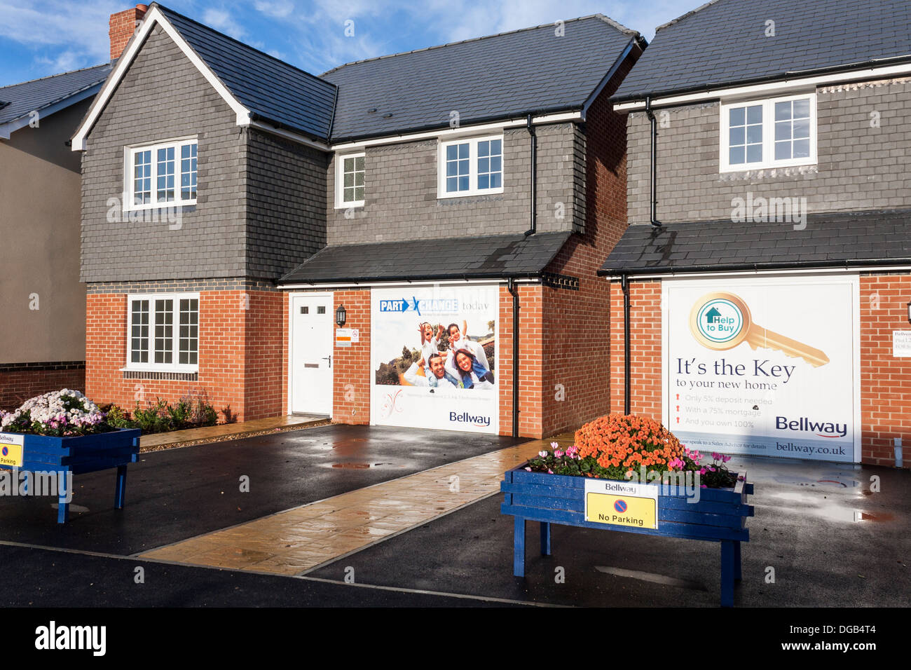 Nuova casa di costruire alloggi estate in 2013. Reading, Berkshire, Inghilterra sud-orientale, GB, UK. Foto Stock