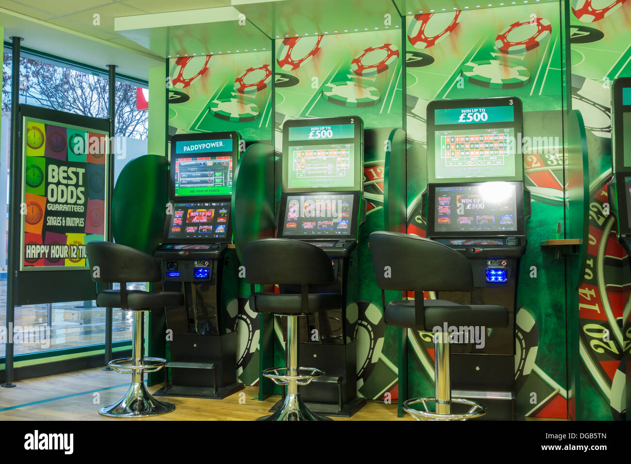 Le macchine da gioco (FOBT fixed odds betting terminale) in Paddy Power Betting Office. Inghilterra, Regno Unito Foto Stock