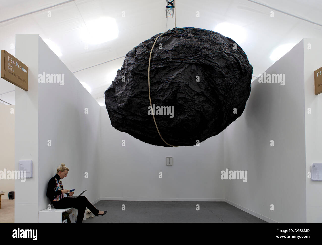 Regent's Park di Londra, Regno Unito. Il 17 novembre 2013. Eduardo T. Basualdo di lavoro "telaio" a Londra fregio Fiera d'arte. Credito: Alessio ai Paratore/Alamy vivere nuove Foto Stock