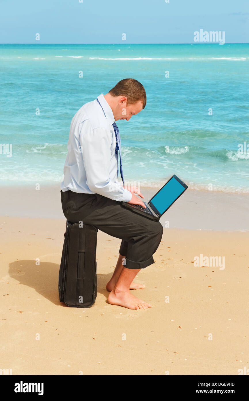 Primo giorno di vacanza.imprenditore sulla spiaggia Foto Stock