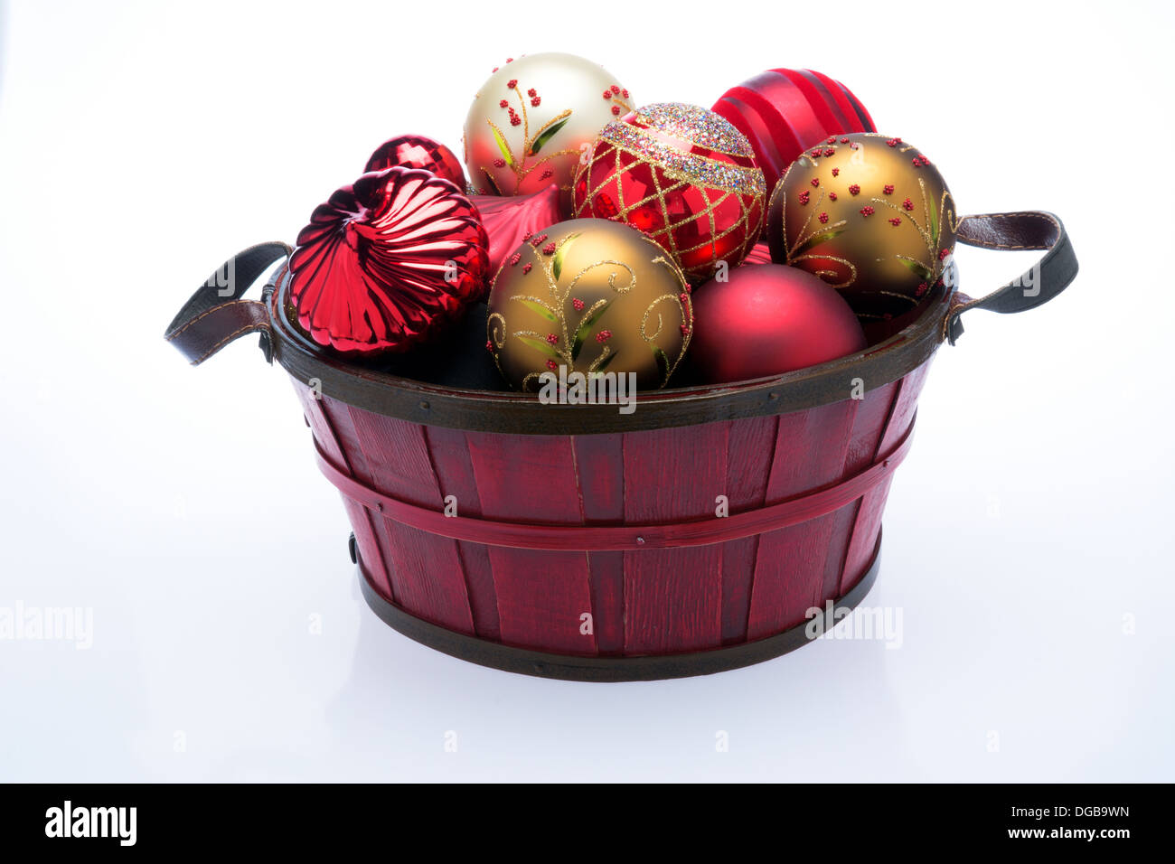 La disposizione di albero di Natale ornamenti in cesto di rosso su sfondo bianco Foto Stock