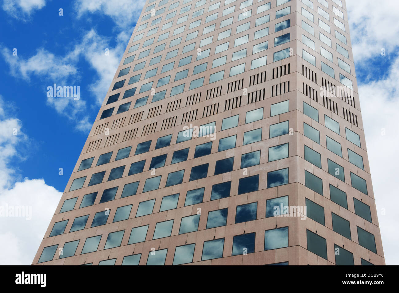 La parte centrale di un moderno grattacielo contro il cielo blu Foto Stock