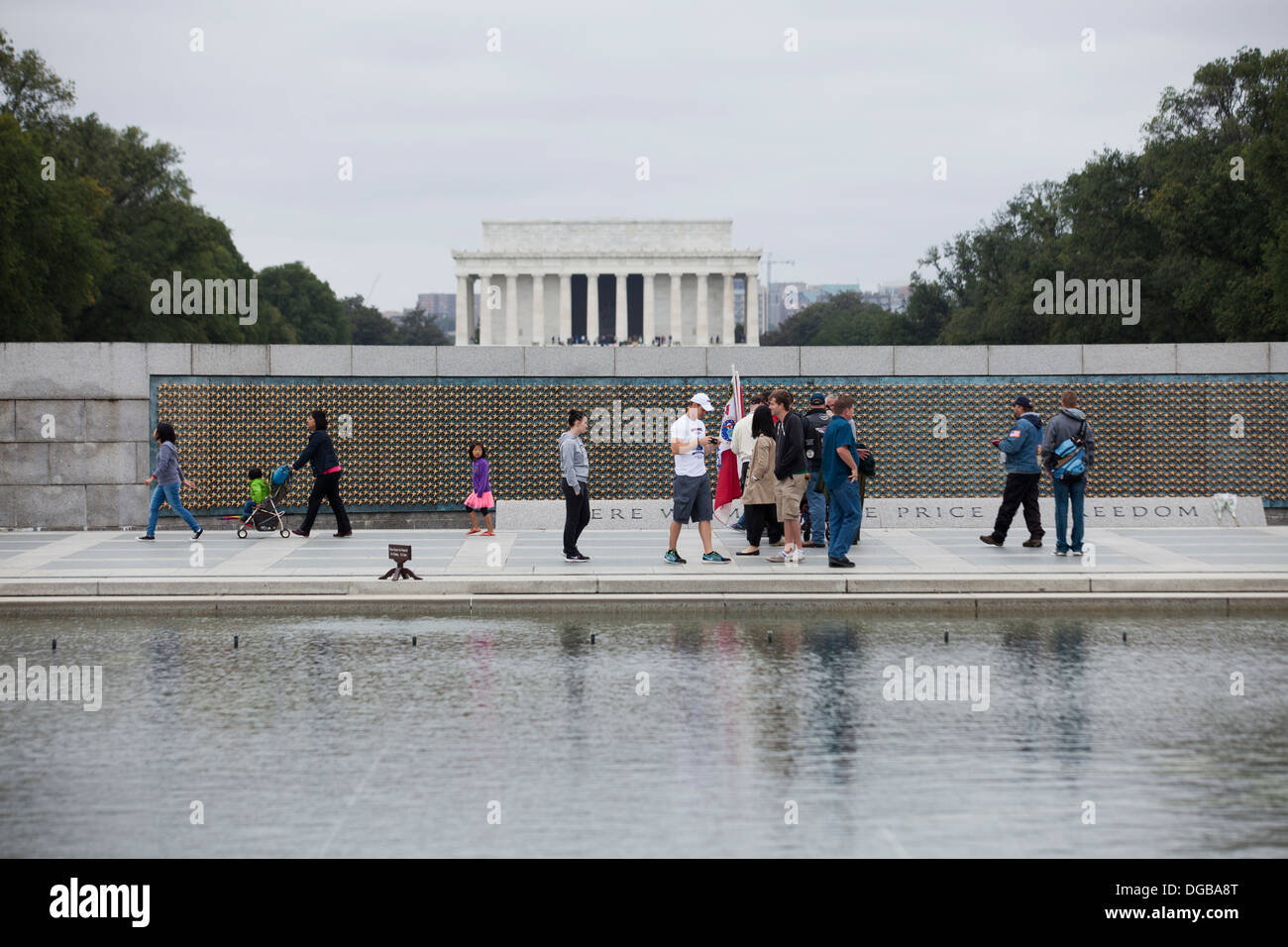 I visitatori a livello nazionale Memoriale della Seconda guerra mondiale con il Lincoln Memorial in background Foto Stock