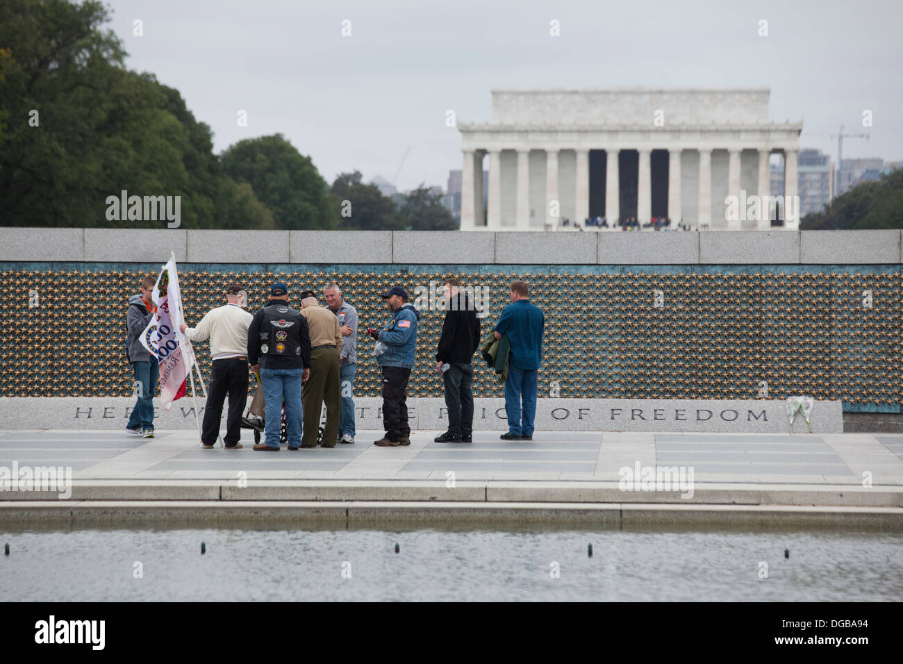 I visitatori a livello nazionale Memoriale della Seconda guerra mondiale con il Lincoln Memorial in background Foto Stock