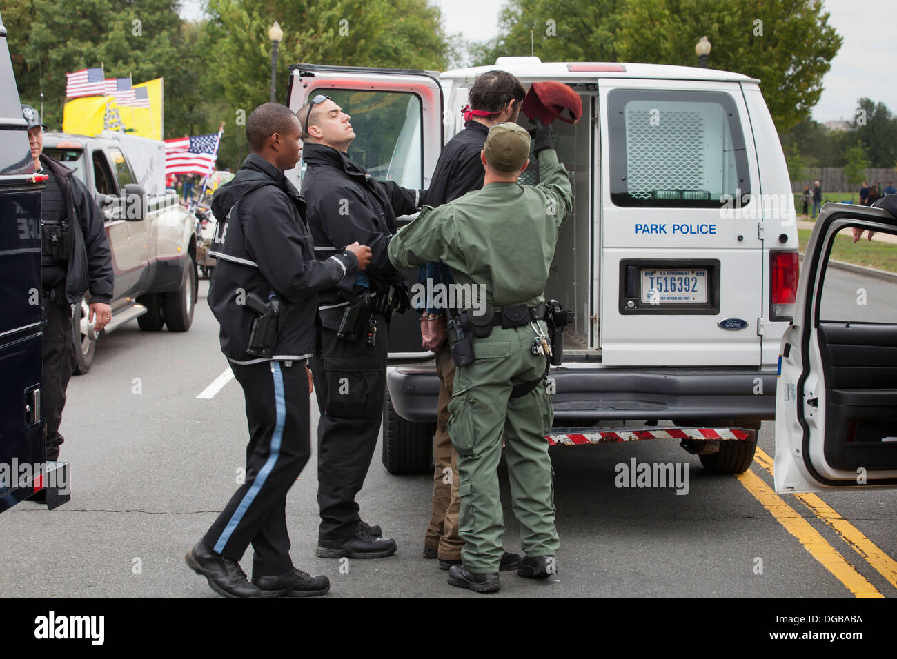 L'uomo in stato di detenzione, essendo portato alla polizia van - Washington DC, Stati Uniti d'America Foto Stock