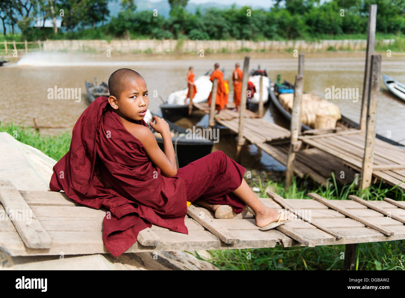 Giovane monaco trasforma la fotocamera in Nyaung Shwe. Foto Stock
