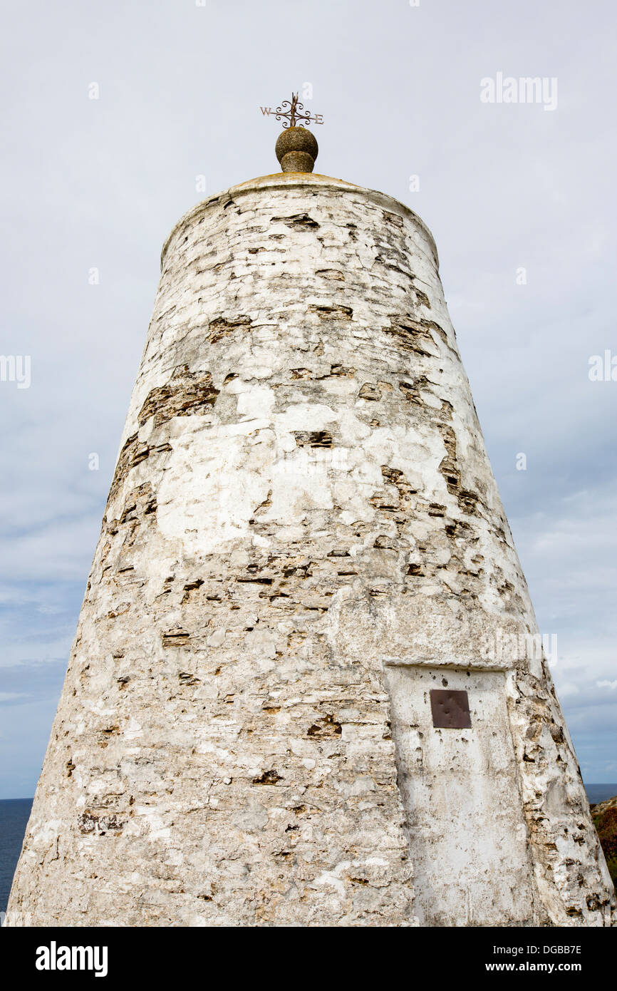 Un monumento sul mare a strapiombo sopra Portreath, Cornwall, Regno Unito. Foto Stock
