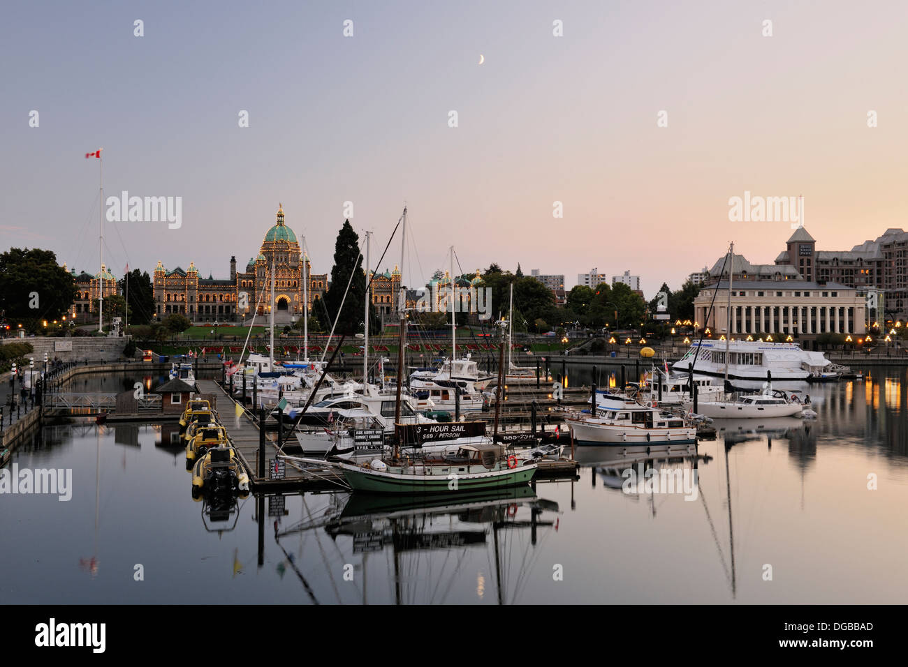 Gli edifici del Parlamento europeo e del porto interno bacino in barca al tramonto Victoria British Columbia Canada Foto Stock