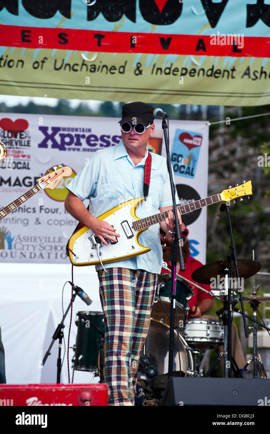 La banda "Piacere il torace' riproduzione di musica presso la "grande amore" Festival in Asheville, North Carolina - Settembre 2013 Foto Stock