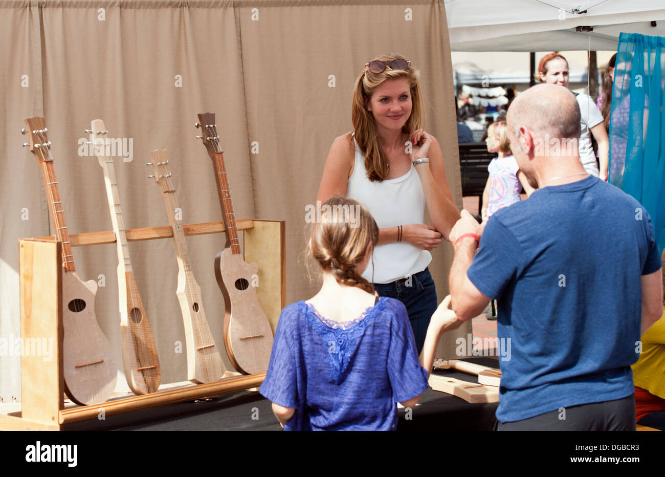 Una chitarra artista mette in mostra i suoi prodotti presso il Festival di Apple in Hendersonville, Carolina del Nord Foto Stock