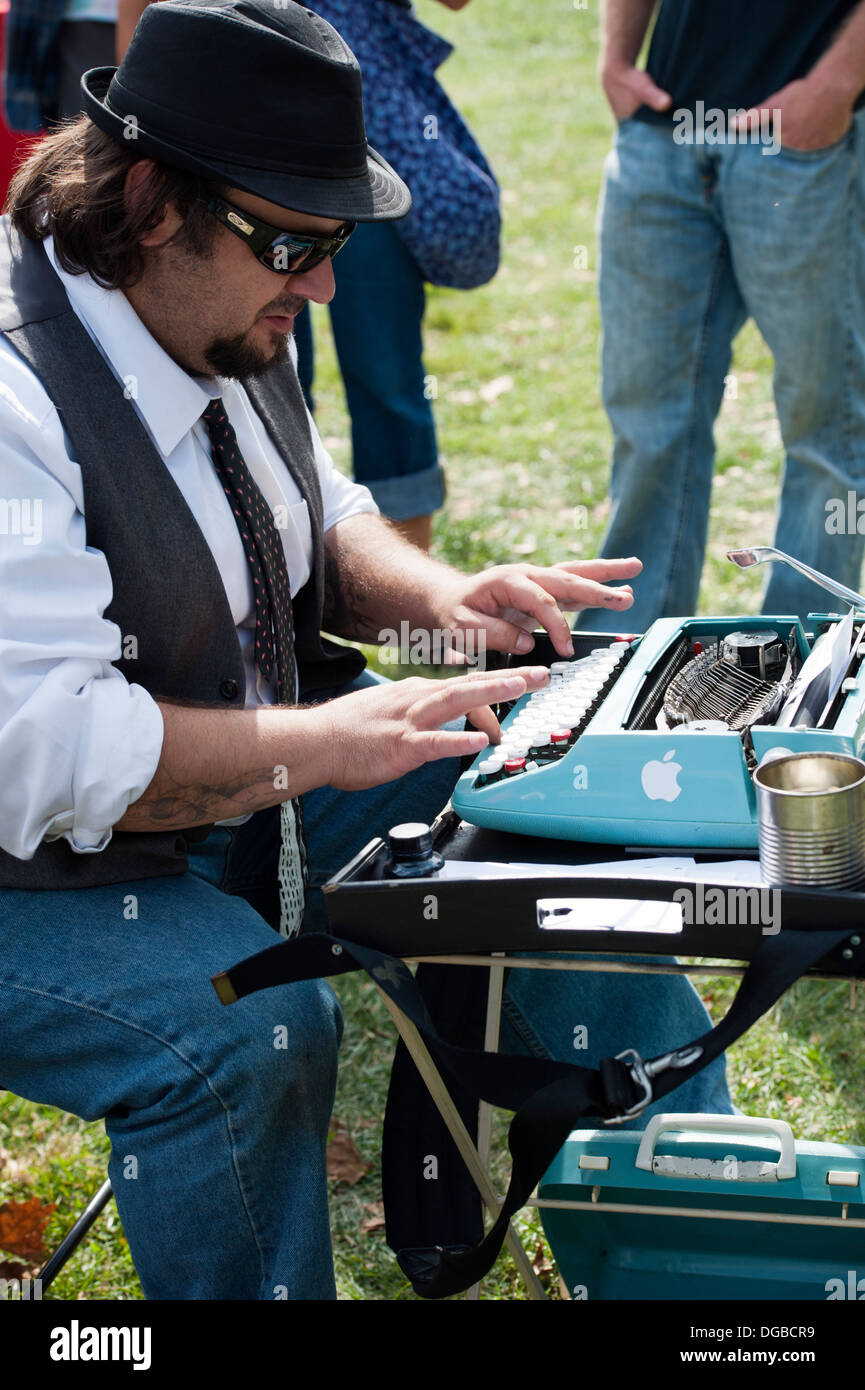 Un uomo con la macchina da scrivere che rivendicano la 'poesia on demand" presso la "grande amore' Festival Asheville, Carolina del Nord Foto Stock