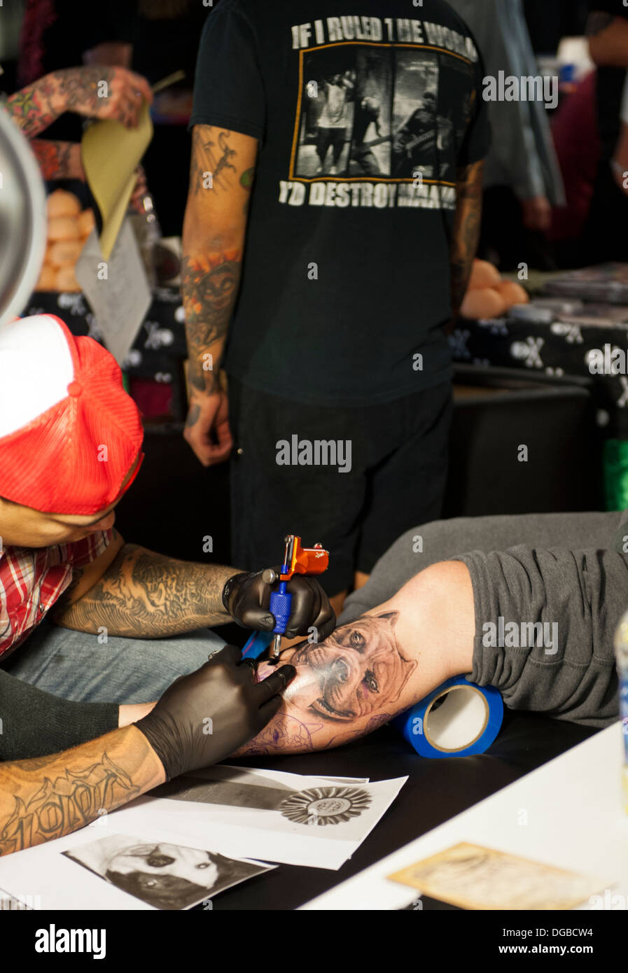 Un tatuaggio artista / inchiostratore tatuaggio di una gamba di persone Foto Stock