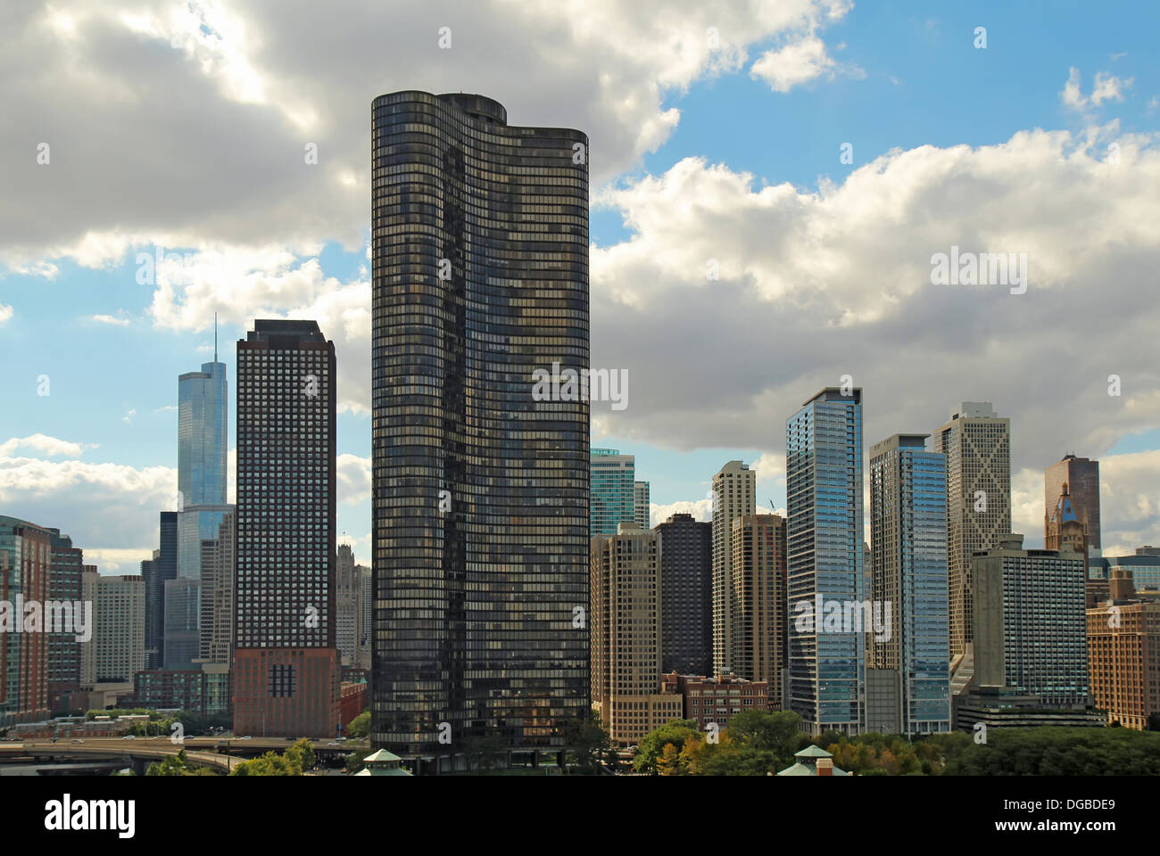 Punto lago torre e altri edifici formano il Chicago, Illinois skyline lungo Lake Shore Drive adiacente al Molo della Marina Foto Stock