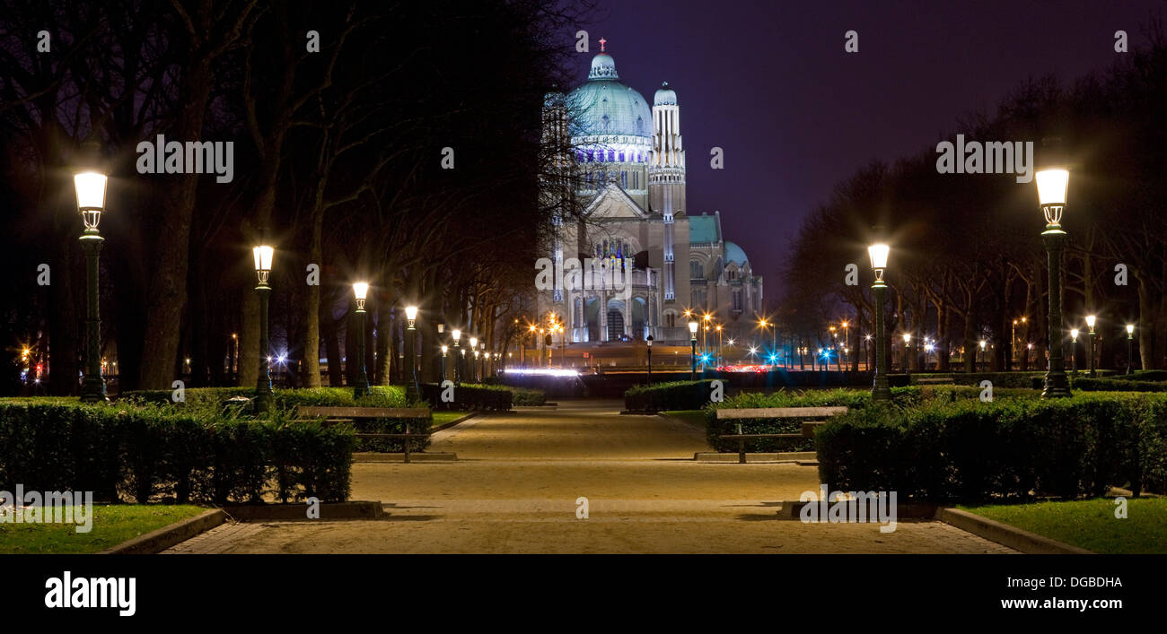 Vista sulla Basilica del Sacro Cuore dal Parc Elisabeth a Bruxelles. Foto Stock