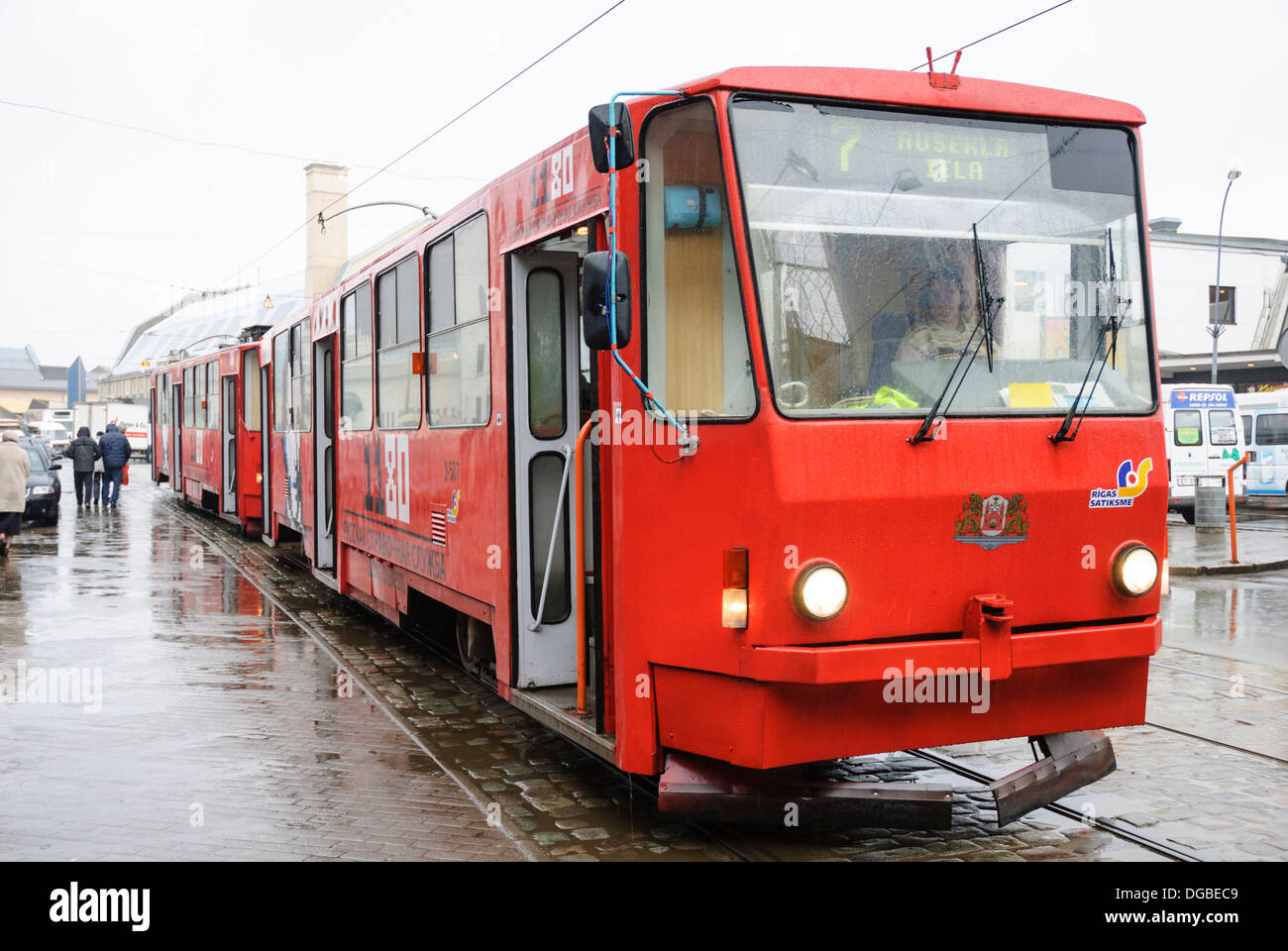 I mezzi di trasporto pubblico in Lettonia: un vecchio stile di colore rosso brillante tram Foto Stock