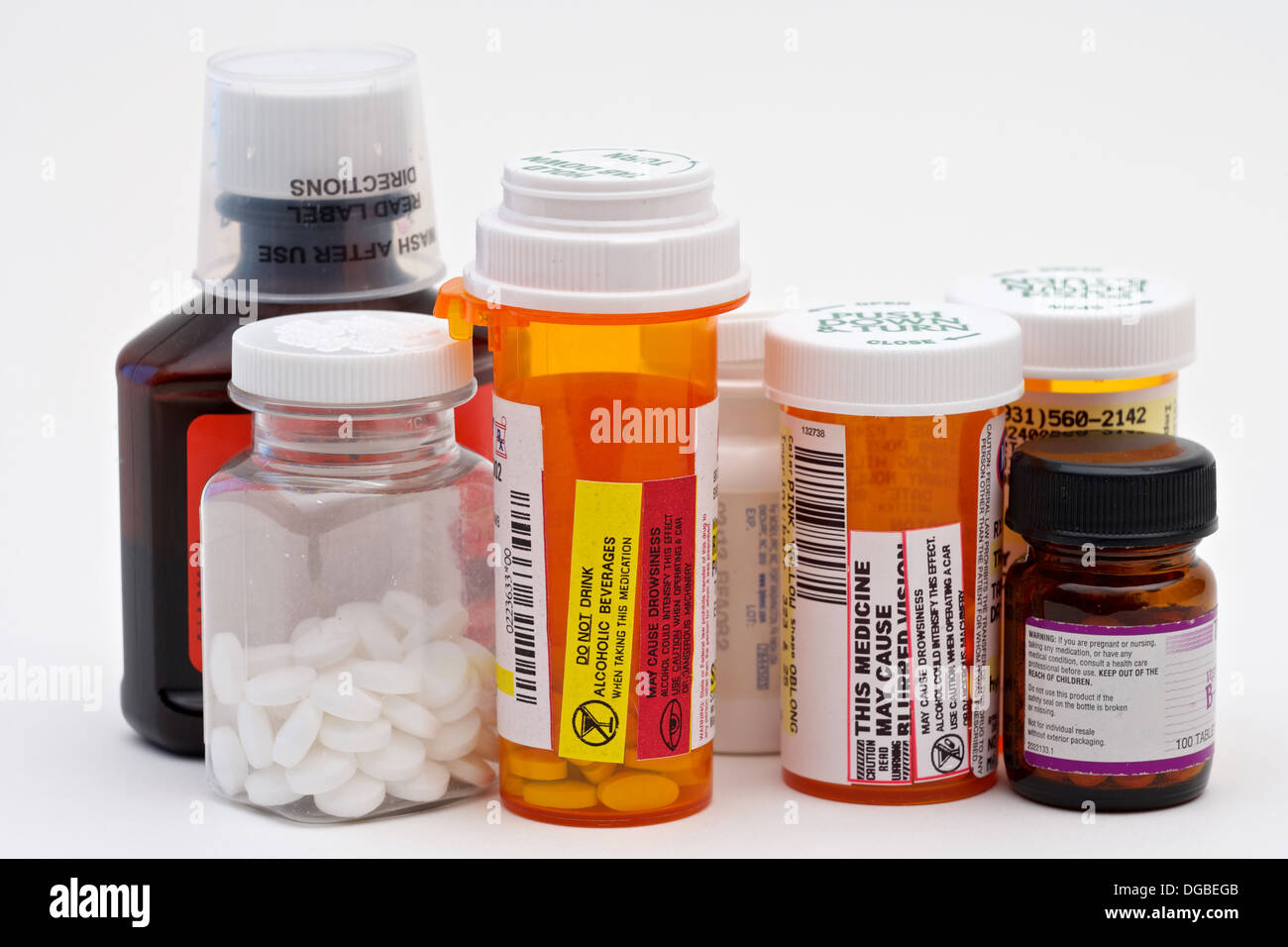 Più pillola e vitamina bottiglie da un armadietto dei medicinali su sfondo bianco Foto Stock