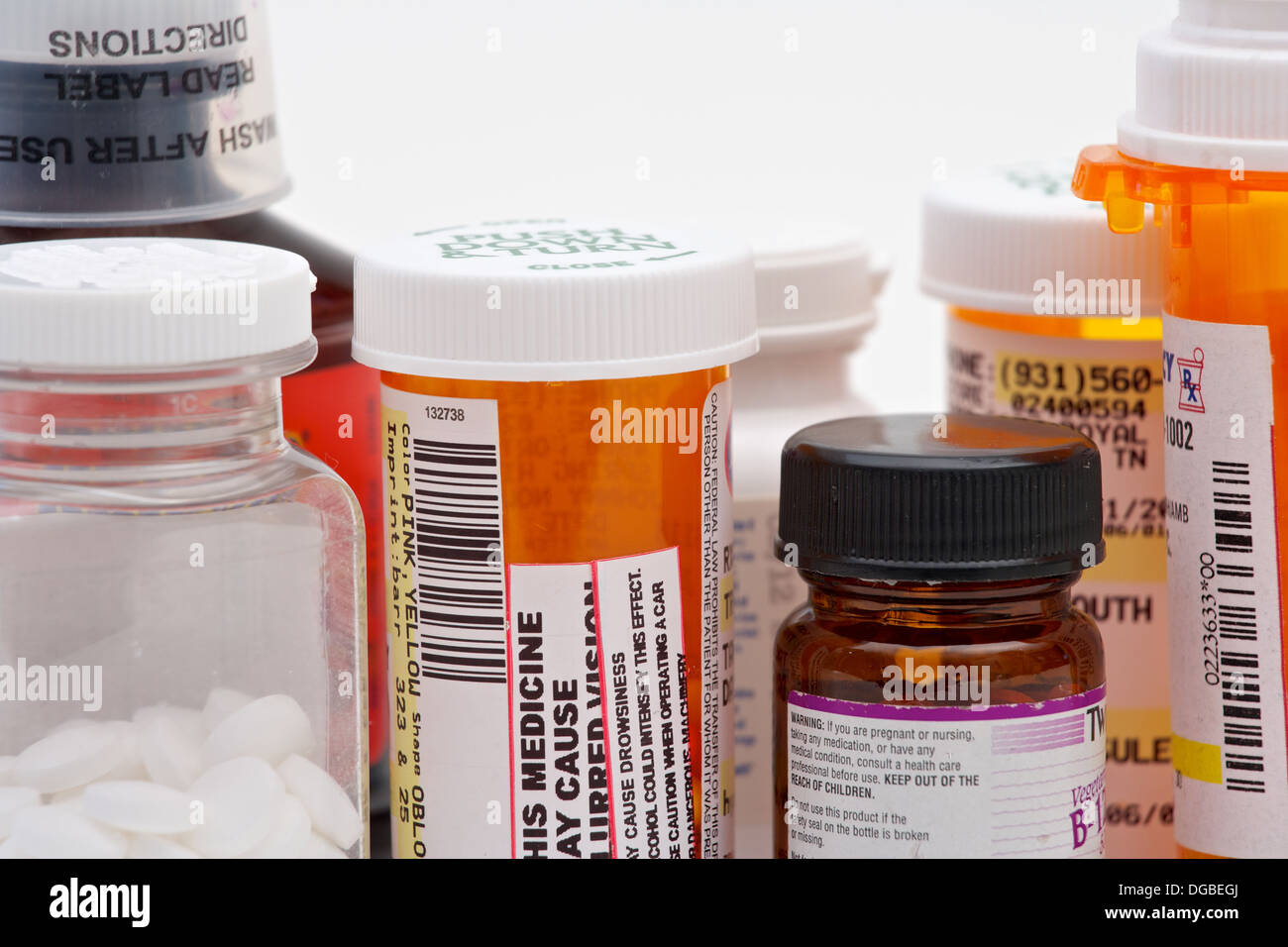 Più pillola e vitamina bottiglie da un armadietto dei medicinali su sfondo bianco Foto Stock