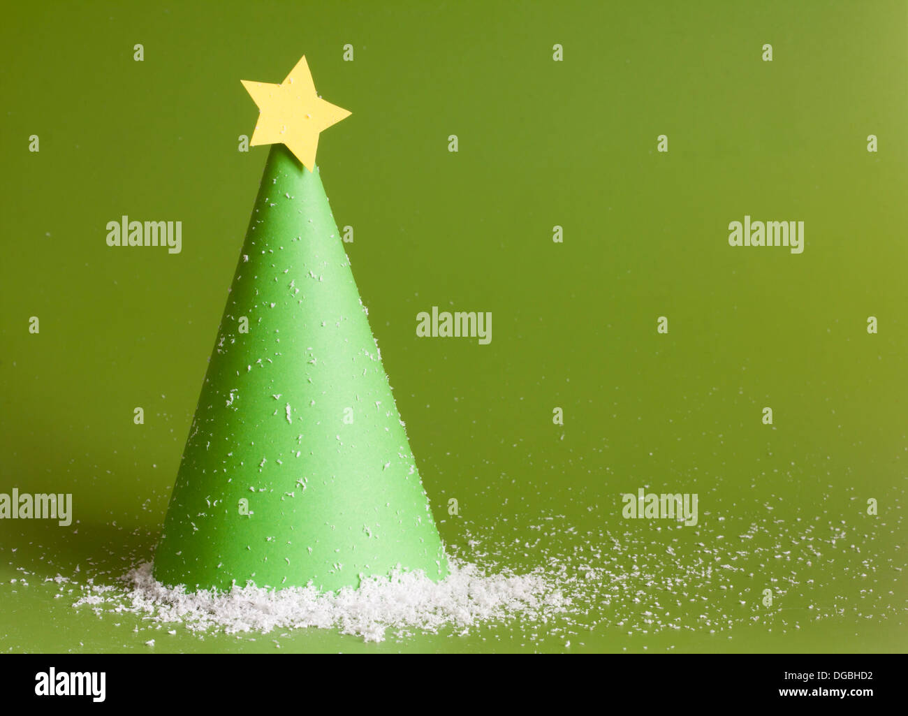 Natale carta astratto albero su sfondo verde Foto Stock