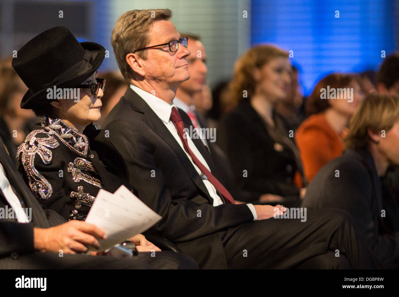 Berlino, Germania. Xvii oct, 2013. Artista Yoko Ono e il Ministro degli esteri tedesco Guido Westerwelle ascoltare un discorso durante la cerimonia di Theodor Wanner premio 2013 di Allianz Forum di Berlino, Germania, 17 ottobre 2013. Il premio dall'Istituto per le relazioni internazionali (ifa) ha assegnato il premio dal 2009 al popolo per la loro dedizione al "dialogo delle culture". photo: Florian SCHUH/dpa/Alamy Live News Foto Stock