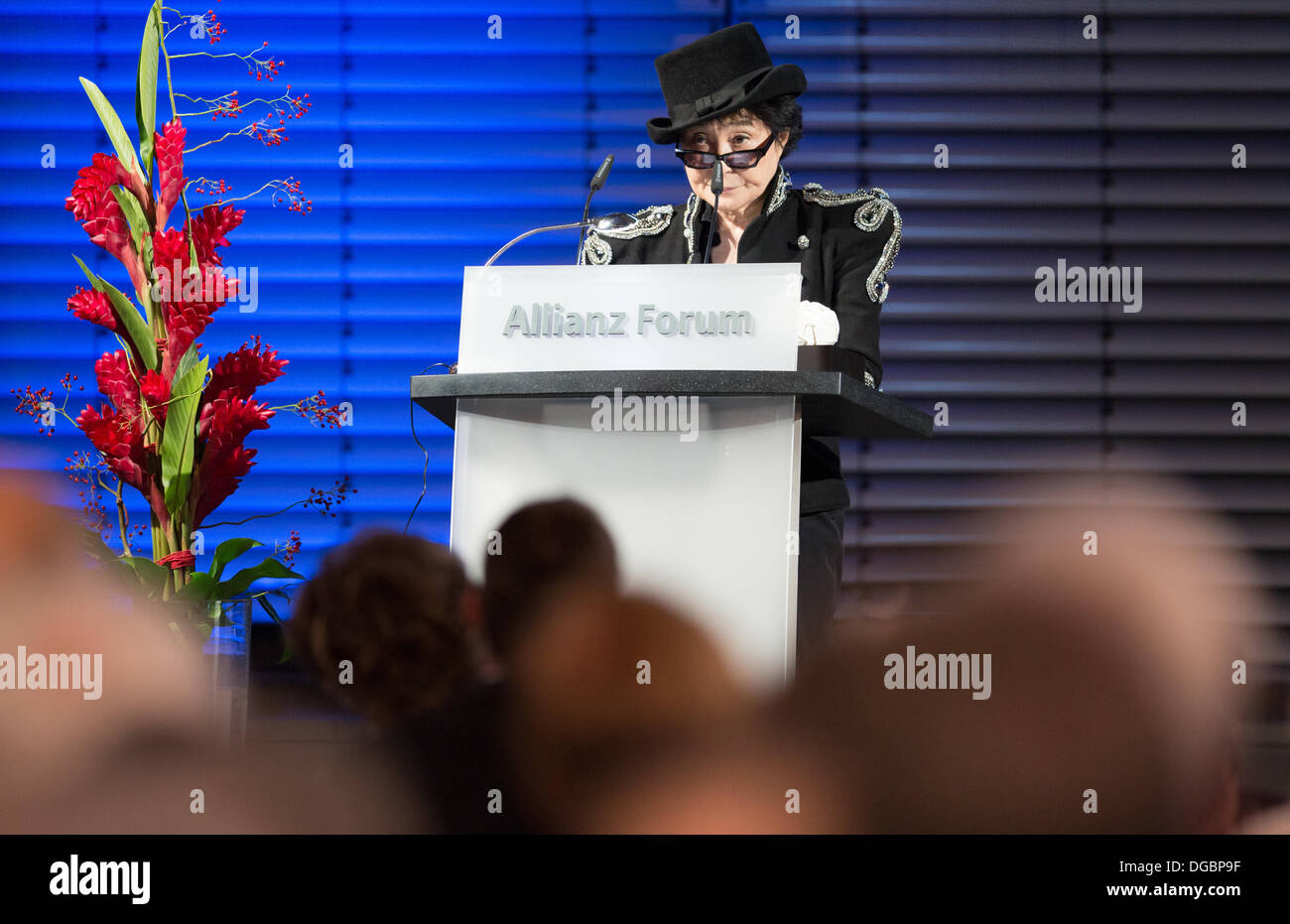 Berlino, Germania. Xvii oct, 2013. Artista Yoko Ono fa il suo discorso di accettazione dopo la ricezione di Theodor Wanner premio 2013 di Allianz Forum di Berlino, Germania, 17 ottobre 2013. Il premio dall'Istituto per le relazioni internazionali (ifa) ha assegnato il premio dal 2009 al popolo per la loro dedizione al "dialogo delle culture". photo: Florian SCHUH/dpa/Alamy Live News Foto Stock