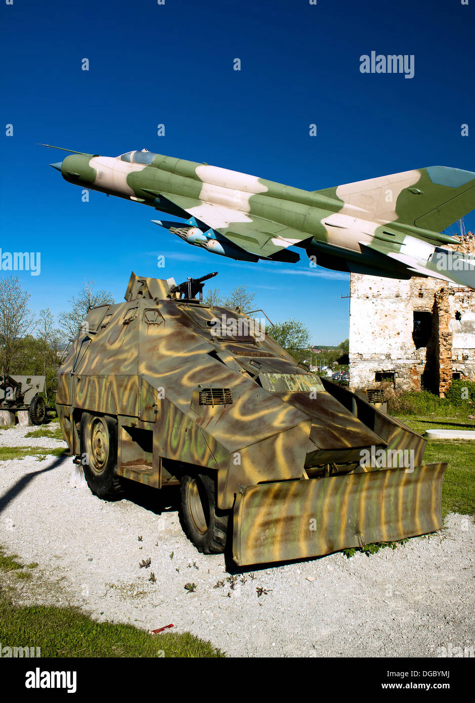 Un veicolo militare blindato di trasporto di personale e il croato forze aeree MIG 21 aereo in Turanj museo della guerra, Croazia, Foto Stock