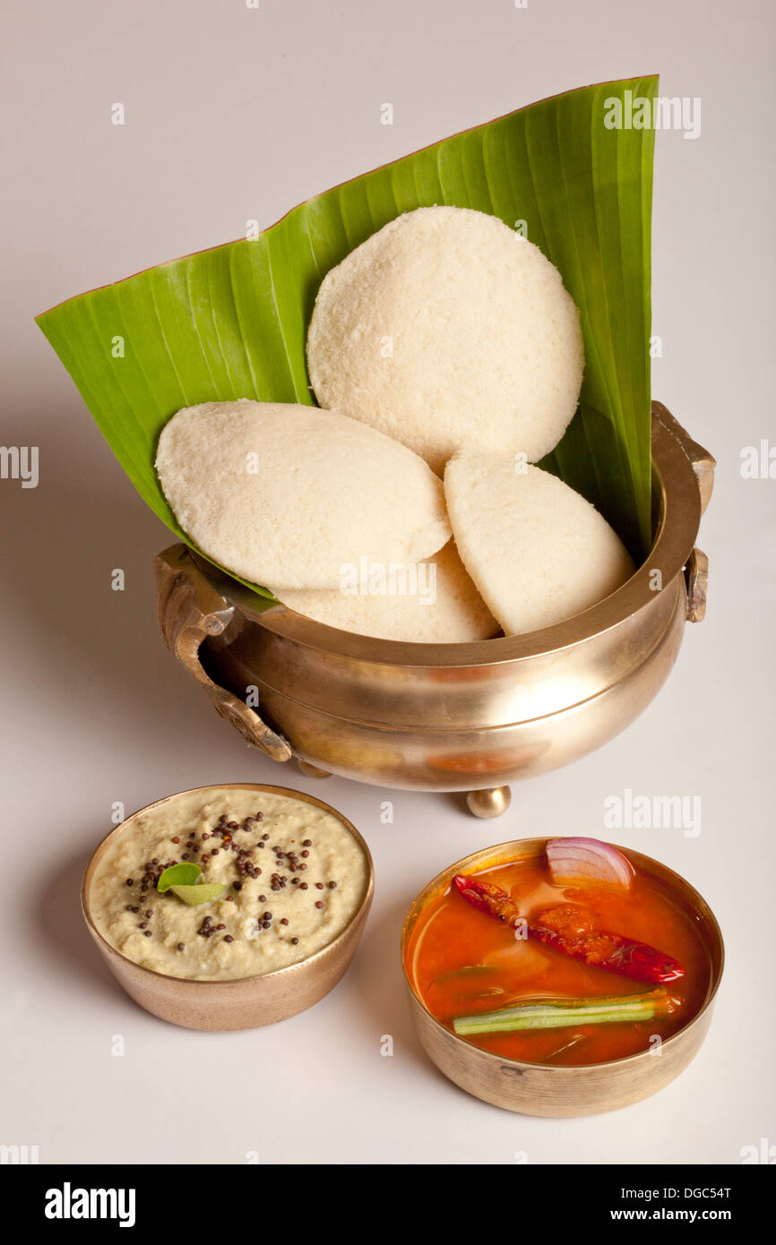 Idli è un Sud indiano piatto la prima colazione servita sulla banana leaf Foto Stock