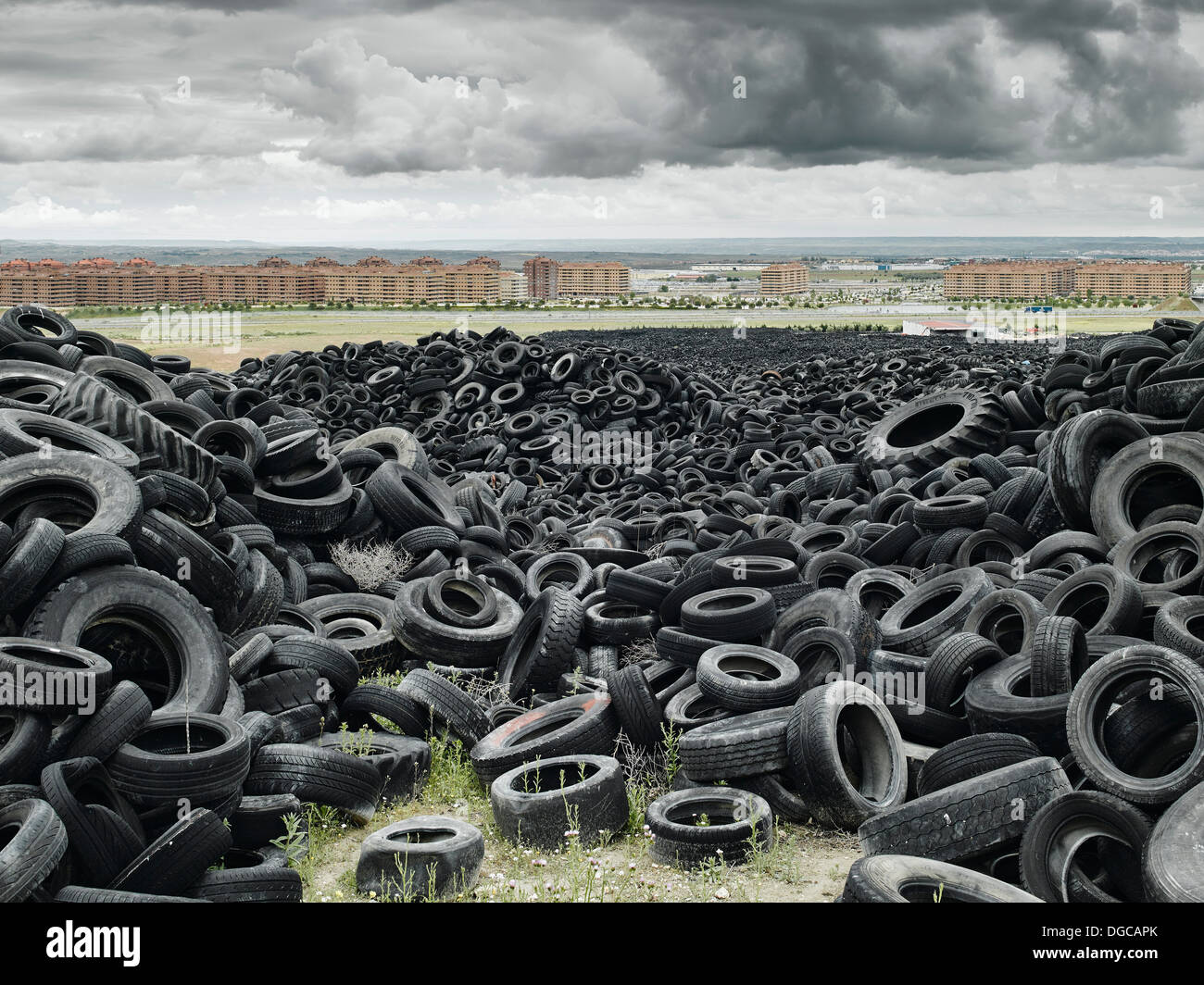 Pila di vecchi pneumatici al di fuori della città Foto Stock