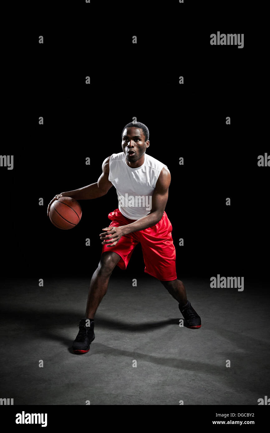 Giocatore di basket si prepara a sparare la sfera Foto Stock