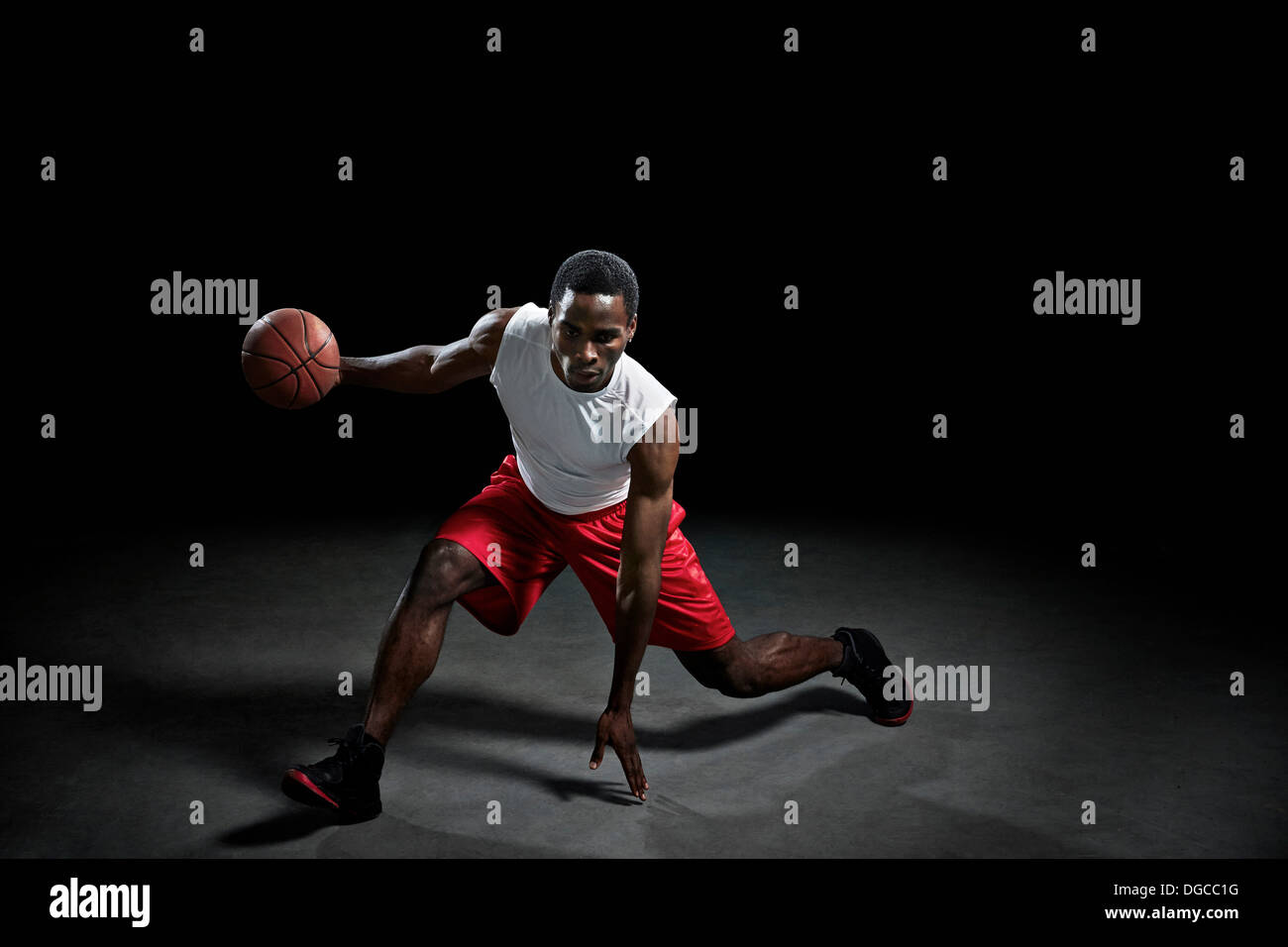 Studio shot del giocatore di basket con sfera Foto Stock