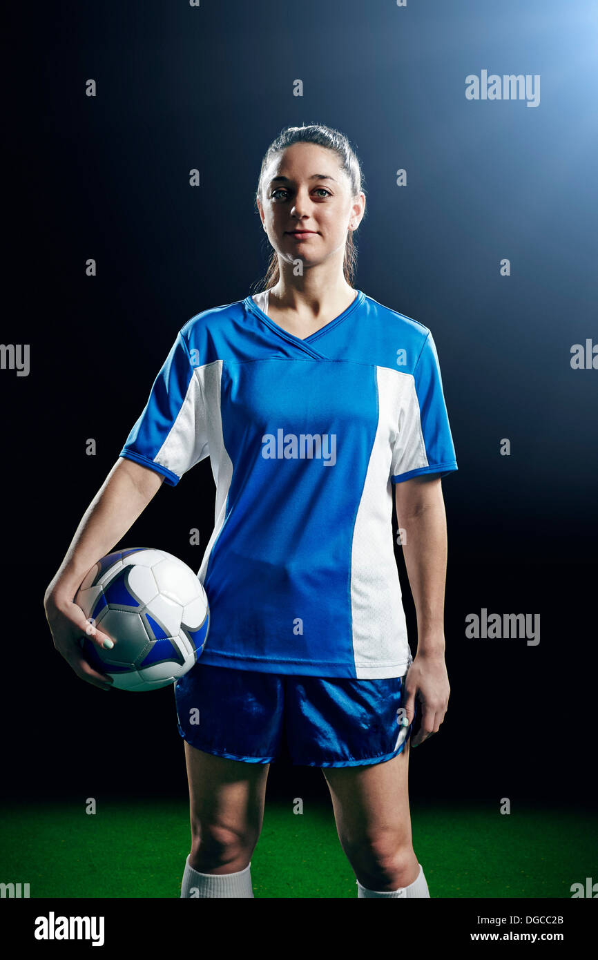 Ritratto di calcio femminile giocatore in possesso palla Foto Stock