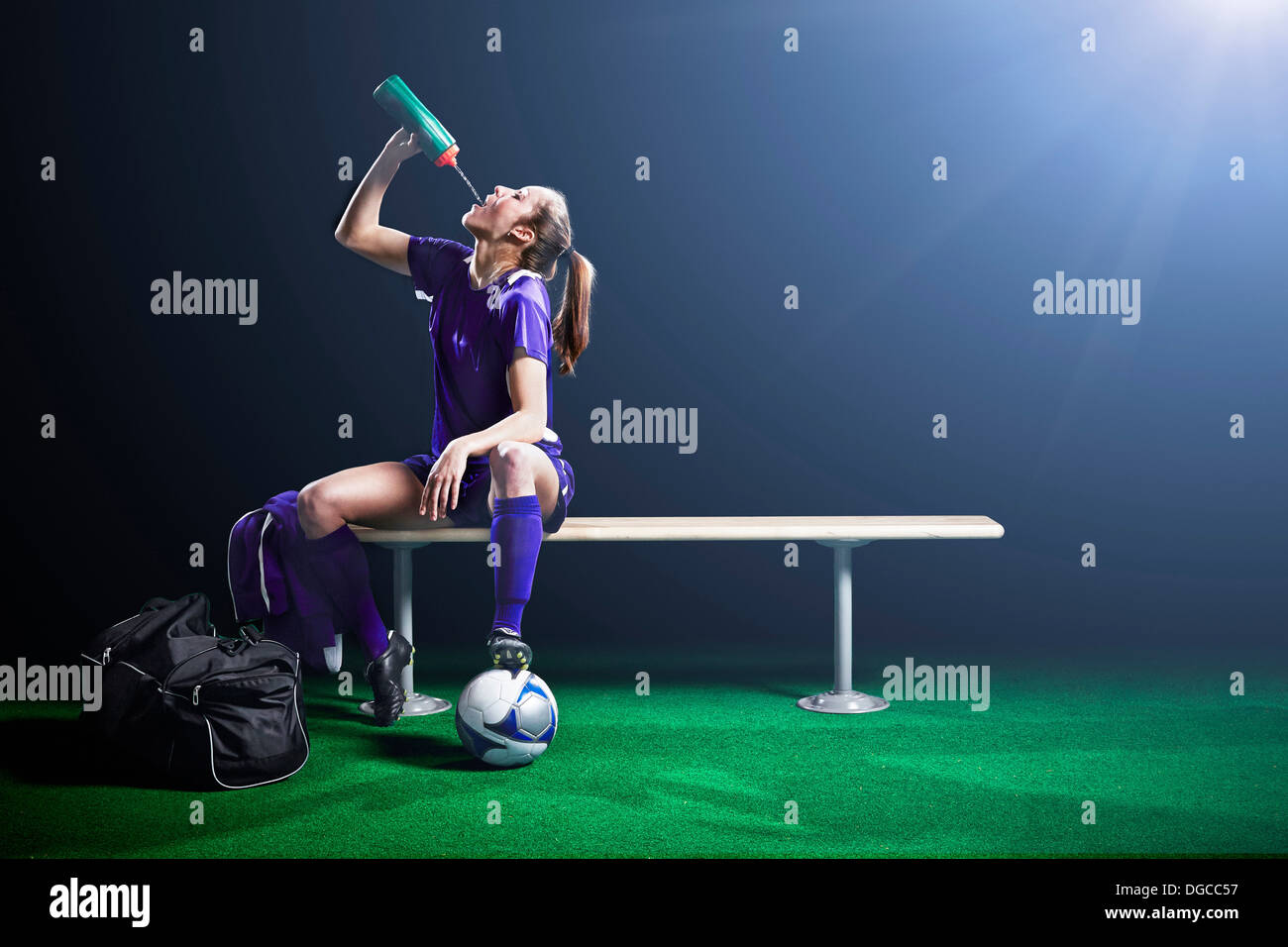 Calcio femminile player prendendo una pausa Foto Stock